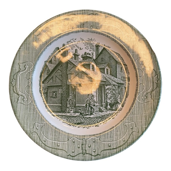 Pair of Vintage dinner plates “The Old Curiosity Shop” 10” across by Royal USA - Picture 2 of 4